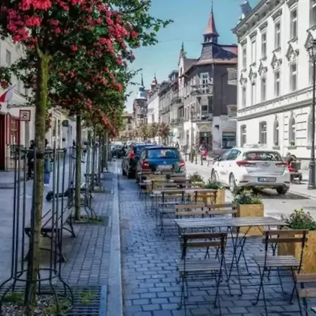 Lily - Ideal For Groups And Families Near Train Station