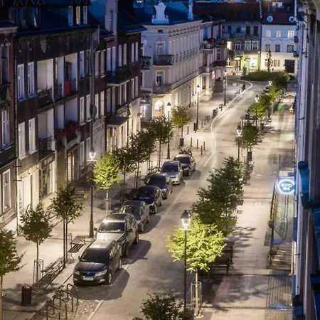 Lily - Ideal For Groups And Families Near Train Station Apartment *