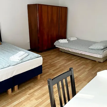 Lily - Ideal For Groups And Families Near Train Station Apartment *