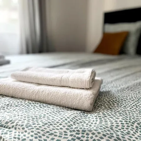 Lily - Ideal For Groups And Families Near Train Station Apartment *